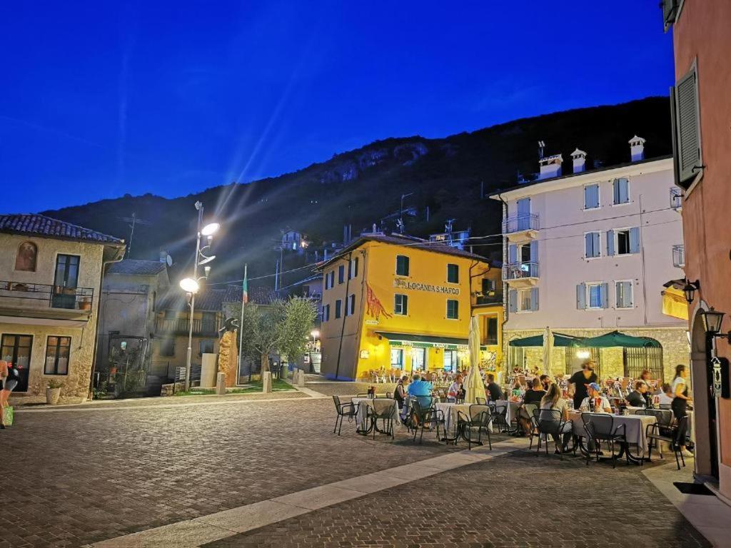 Апартаменты Attico Nel Borgo Торри-дель-Бенако Экстерьер фото
